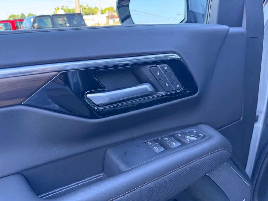Used 2025 Chevrolet Suburban High Country AWD/4WD image 8