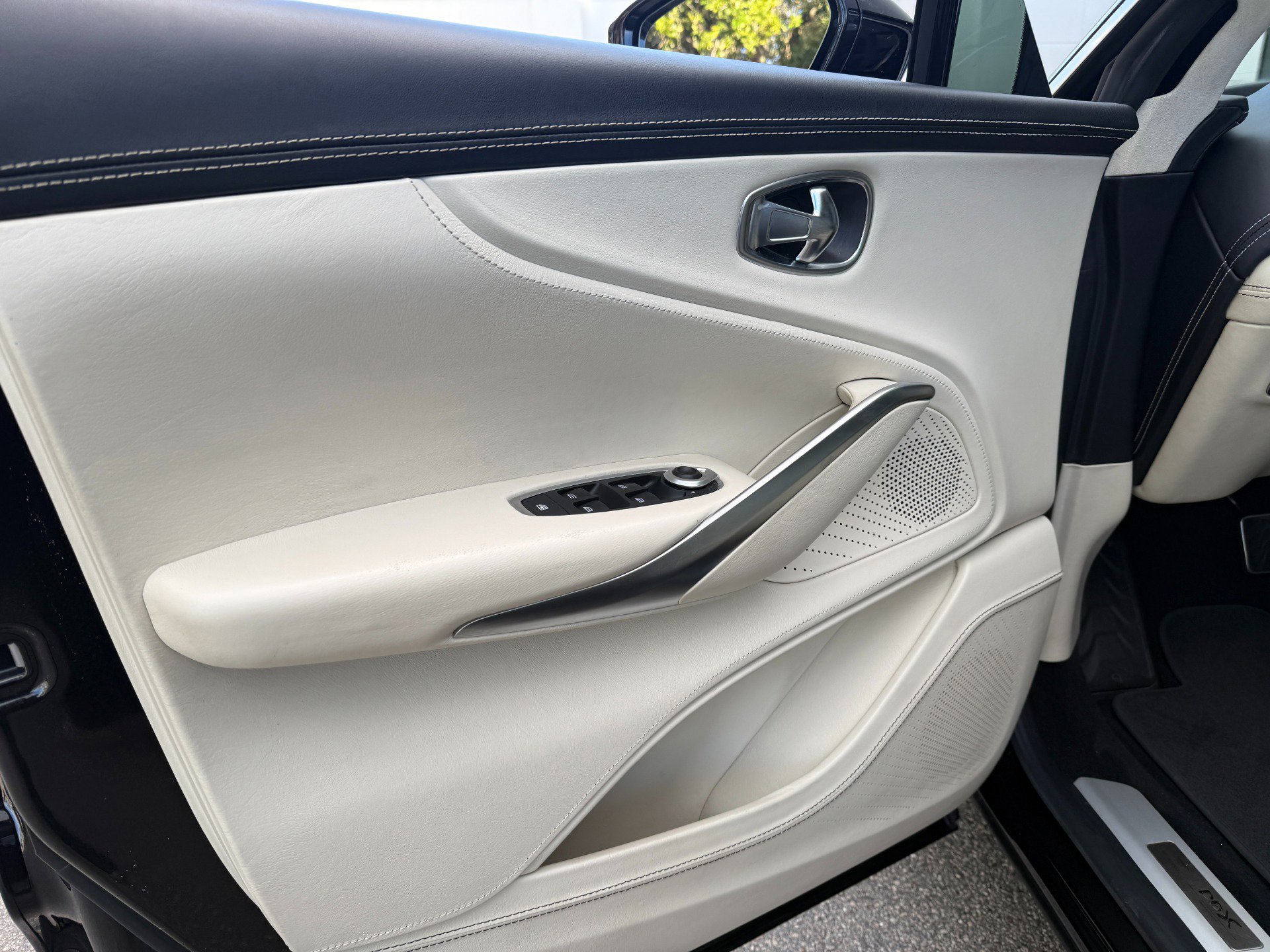 Used 2021 Aston Martin DBX image 23