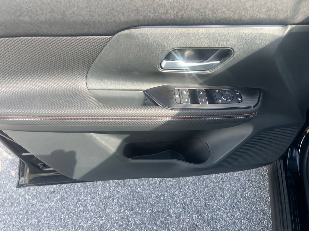 Certified 2025 Nissan Kicks SR AWD/4WD image 12