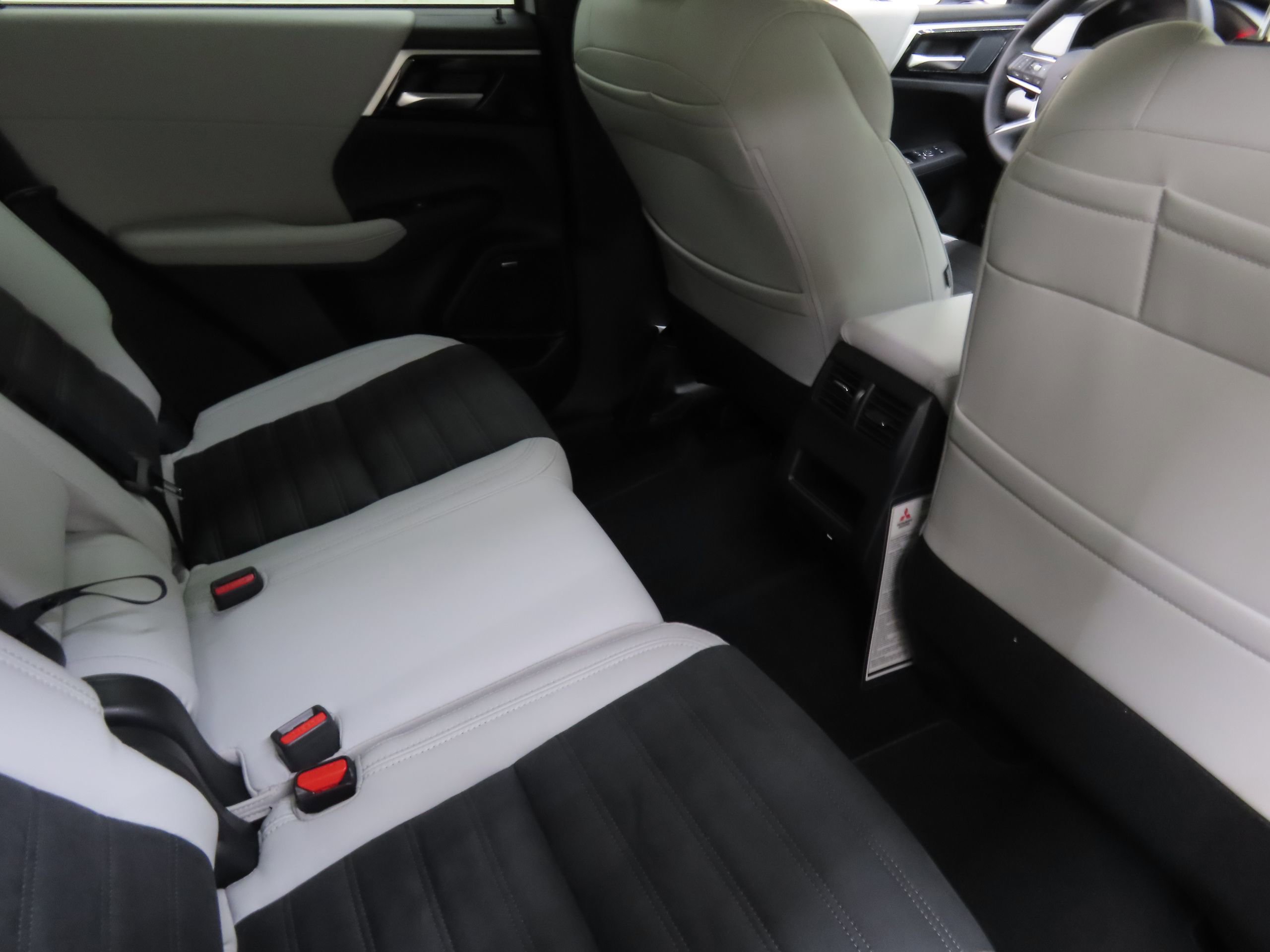 New 2025 Mitsubishi Outlander SE image 23