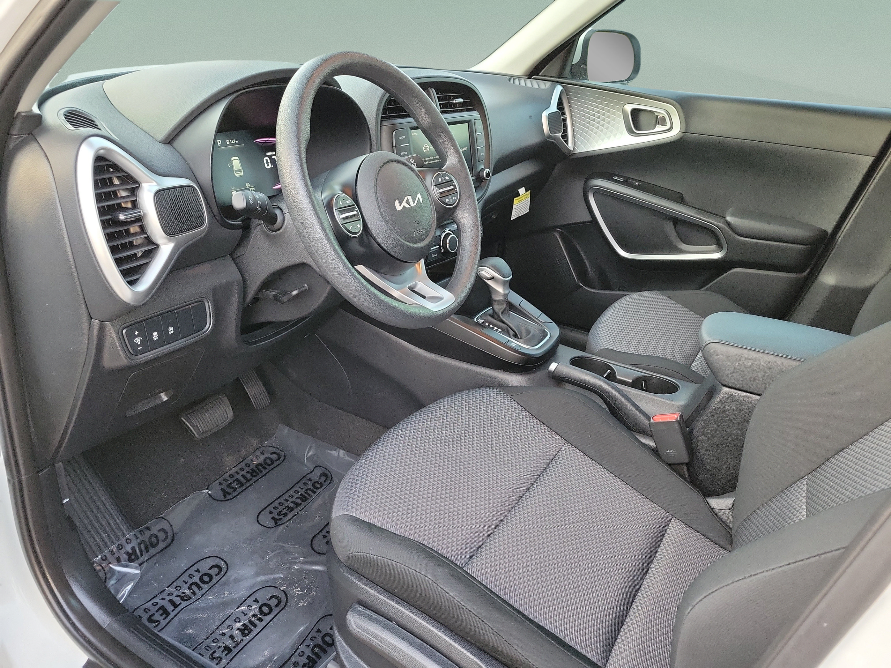 Certified 2025 Kia Soul LX w/ LX Technology Package FWD image 14
