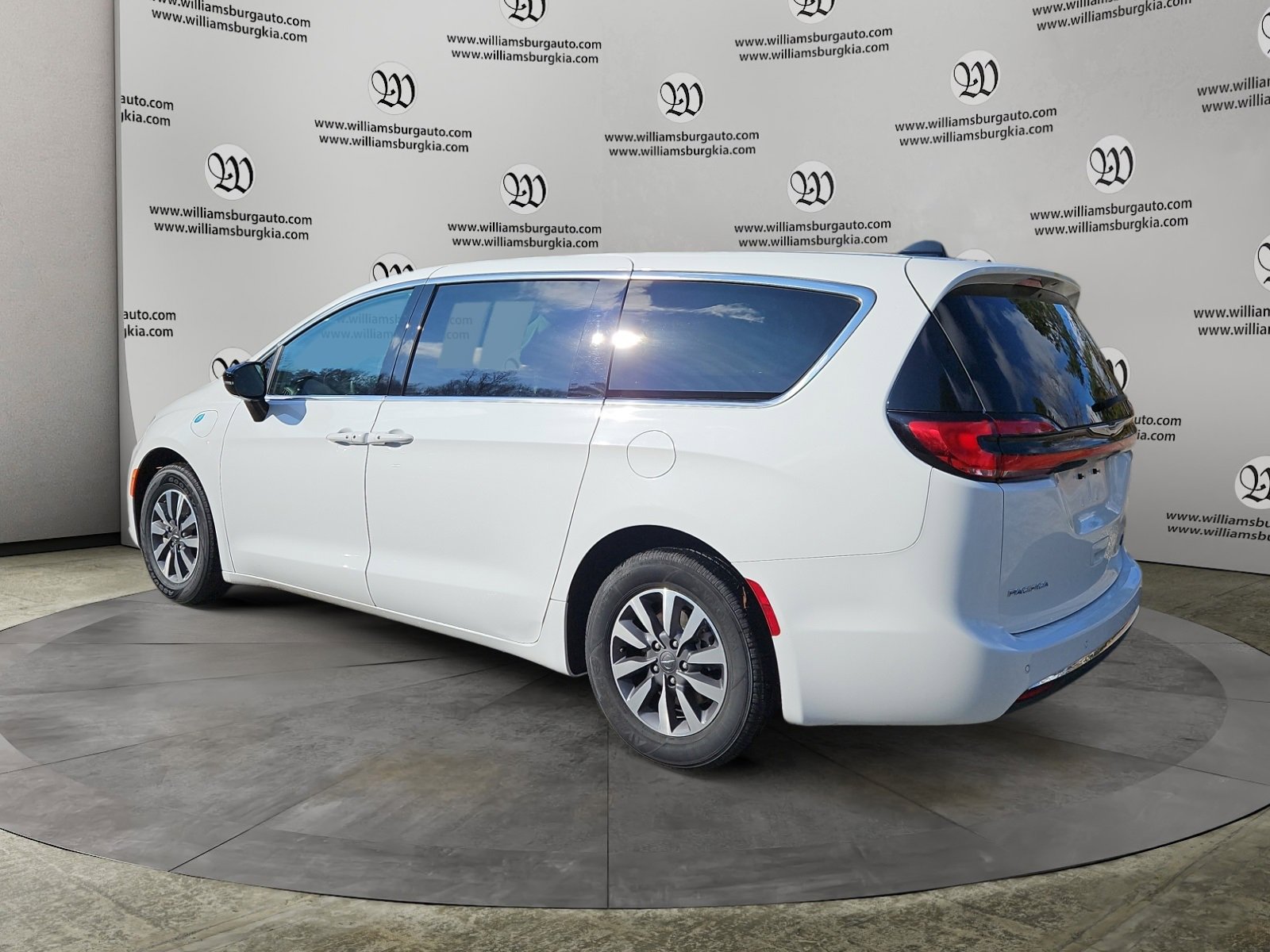 Used 2024 Chrysler Pacifica Select image 3