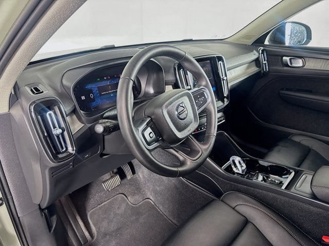 Used 2023 Volvo XC40 B5 Plus w/ Driver Assist Package AWD/4WD image 9