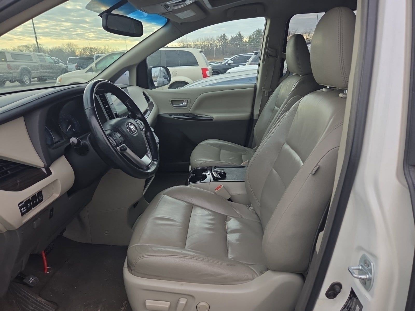 Used 2016 Toyota Sienna XLE Premium image 2