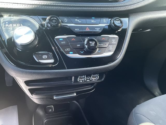 Used 2023 Chrysler Pacifica Touring FWD image 18