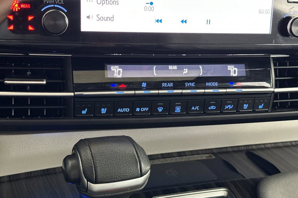 Used 2023 Toyota Sienna Limited image 21