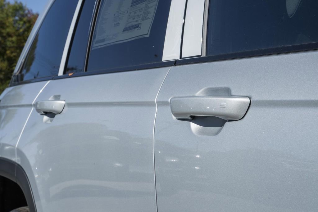 New 2025 Jeep Grand Cherokee Laredo X w/ Luxury Tech Group I image 15