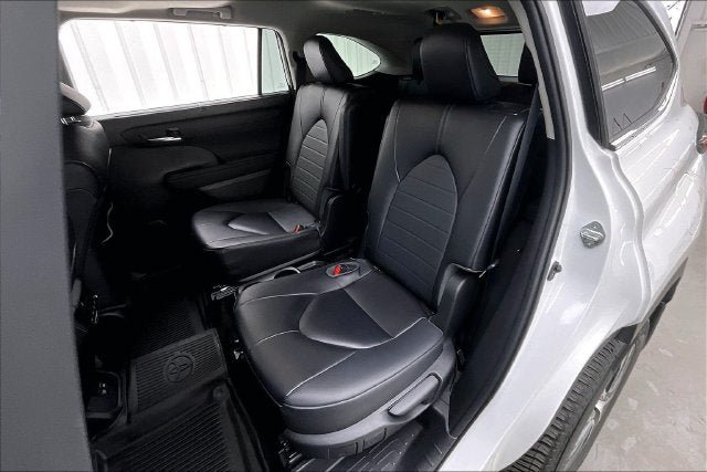 Used 2023 Toyota Highlander XLE AWD/4WD image 20