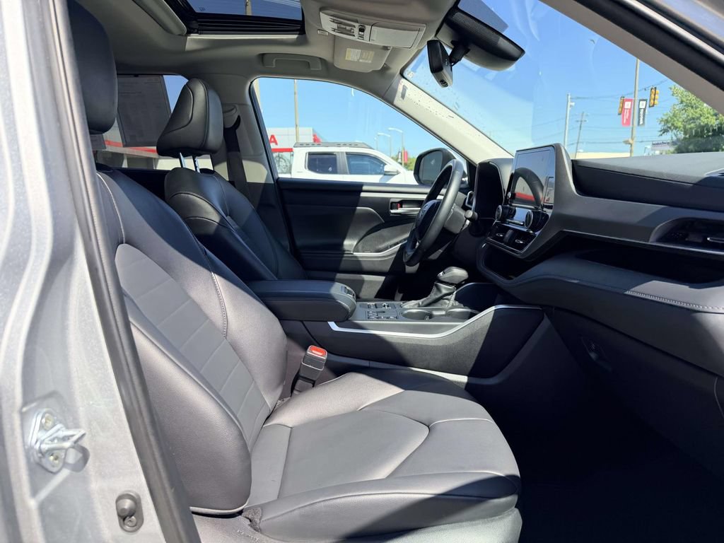 Used 2025 Toyota Highlander XLE AWD/4WD image 13