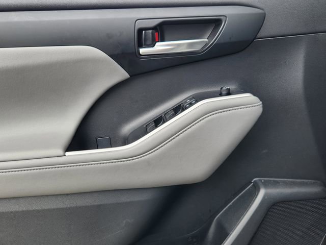 Used 2022 Toyota Highlander XLE image 17