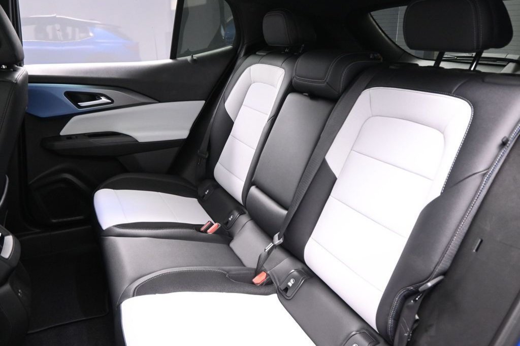 New 2026 Chevrolet Equinox EV LT w/ LPO, Blackout Package AWD/4WD image 31