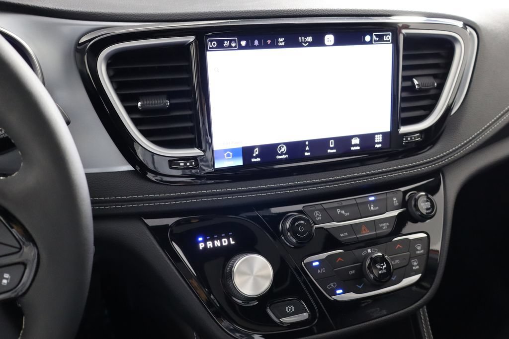 Used 2025 Chrysler Pacifica Limited FWD image 18