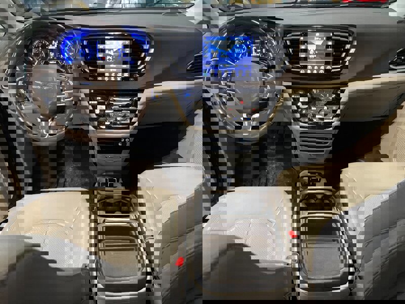 Used 2018 Chrysler Pacifica Touring-L image 7