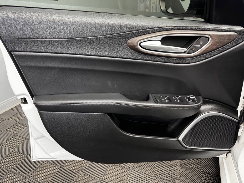 Used 2019 Alfa Romeo Giulia Ti w/ Nero Edizione image 38