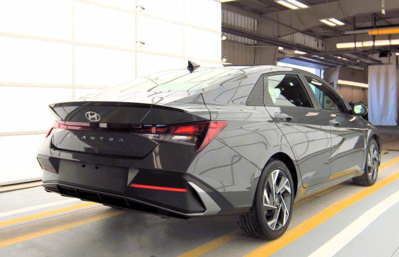 Used 2025 Hyundai Elantra Sport image 3