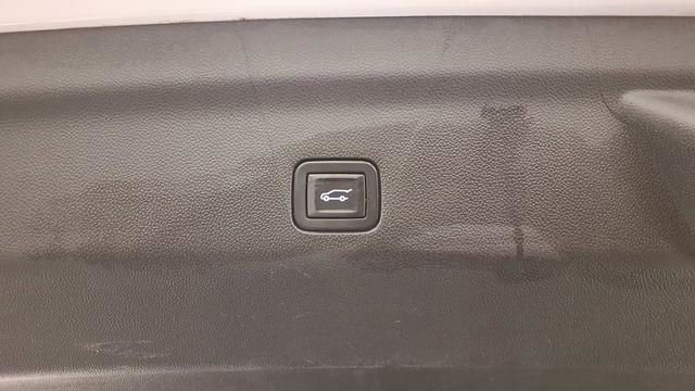 Used 2023 Chevrolet Suburban Premier image 18