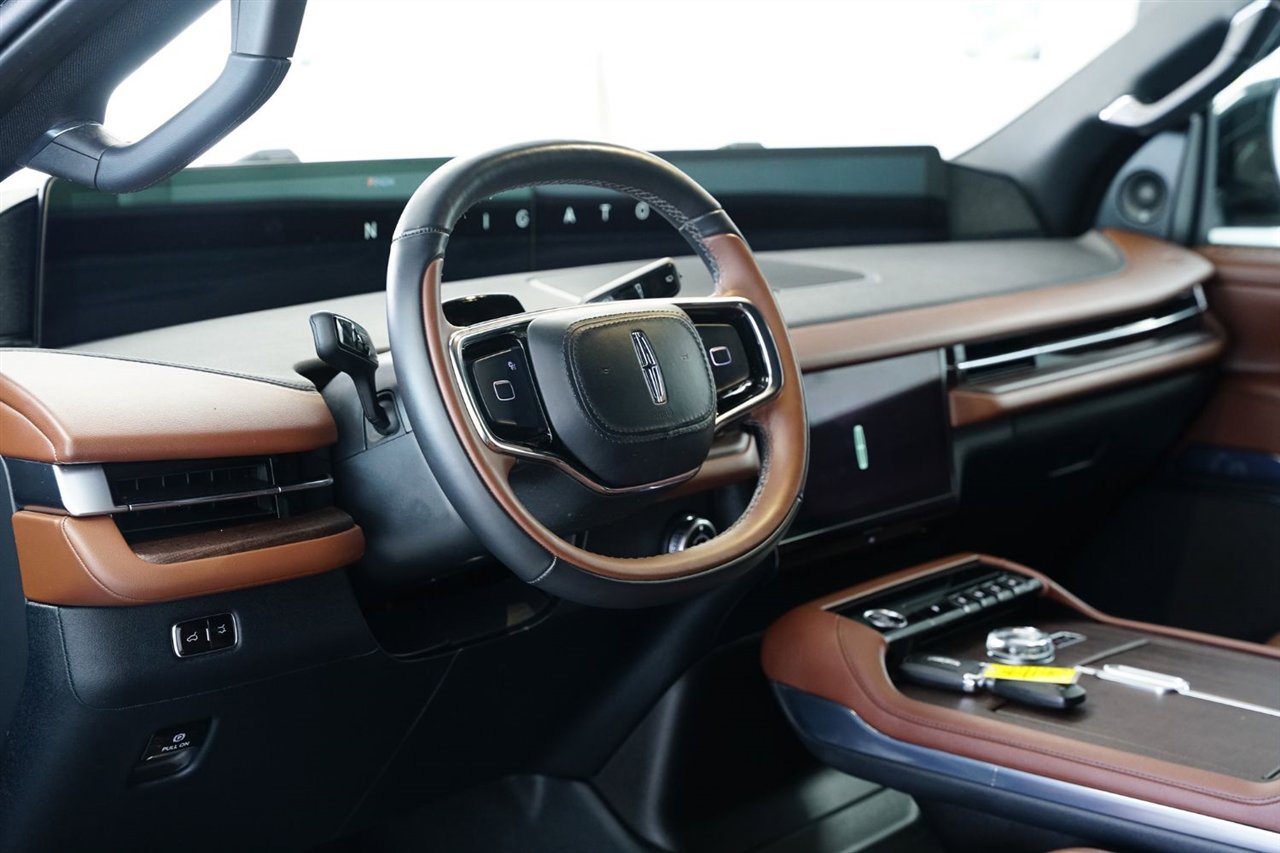 Used 2025 Lincoln Navigator Reserve image 19