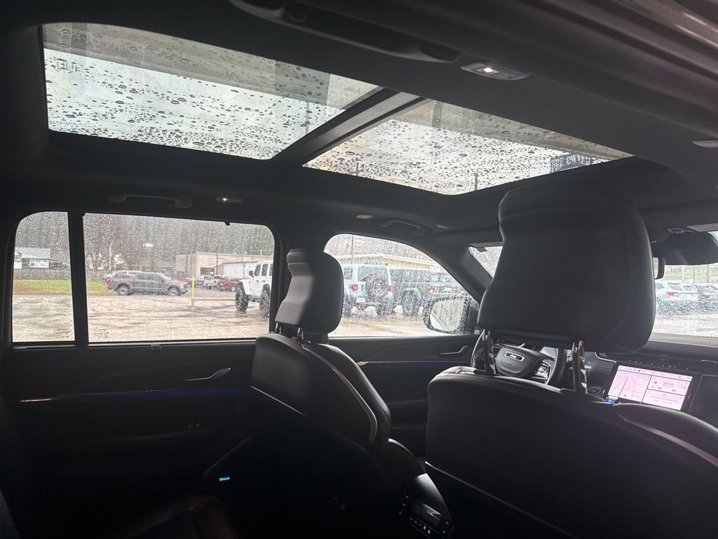 Used 2022 Jeep Grand Cherokee Overland w/ Luxury Tech Group IV AWD/4WD image 27