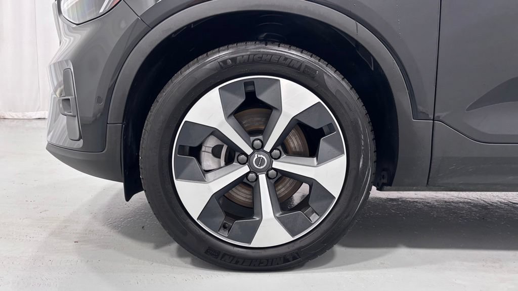 Certified 2025 Volvo XC40 B5 Plus AWD/4WD image 30