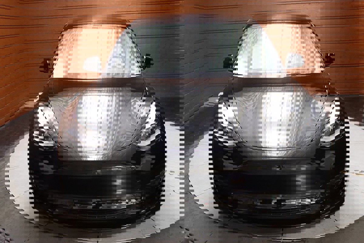 Used 2023 Tesla Model 3 Standard Range image 2