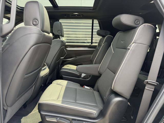 Used 2025 Cadillac Escalade Premium Luxury AWD/4WD image 15