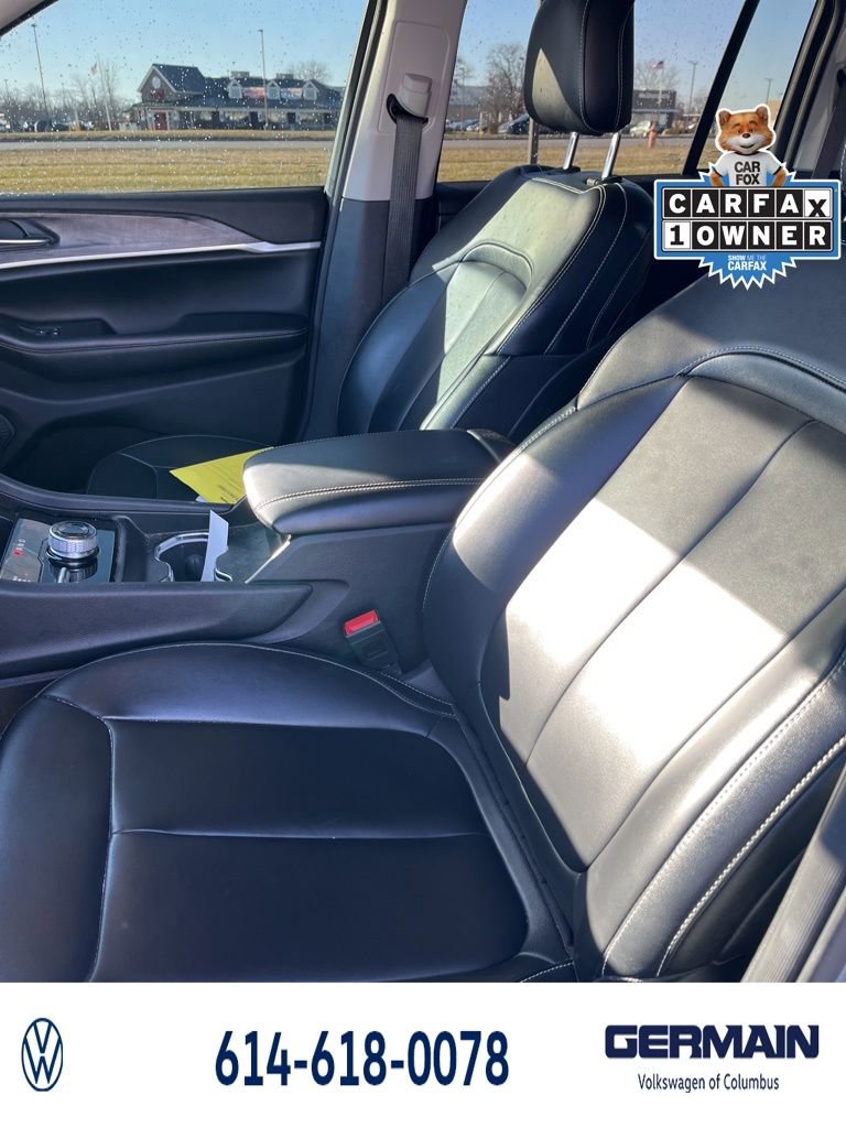 Used 2024 Jeep Grand Cherokee Limited w/ Black Appearance Package image 24