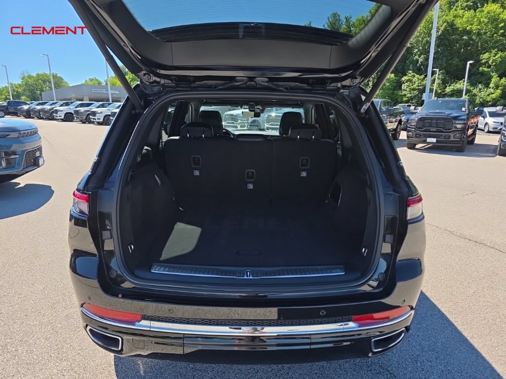 Used 2024 Jeep Grand Cherokee Overland w/ Luxury Tech Group IV AWD/4WD image 22