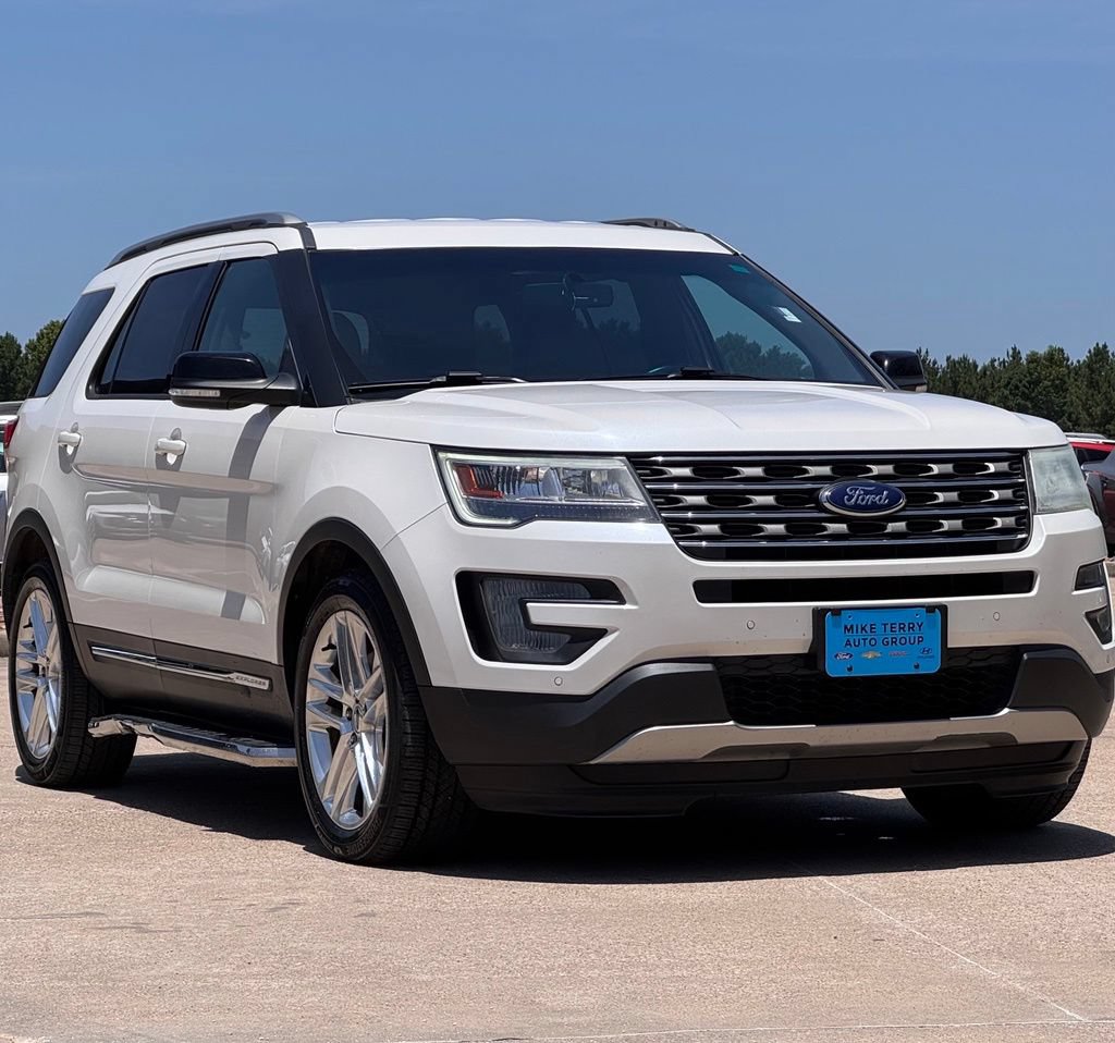 Used 2017 Ford Explorer XLT w/ Equipment Group 202A FWD image 11