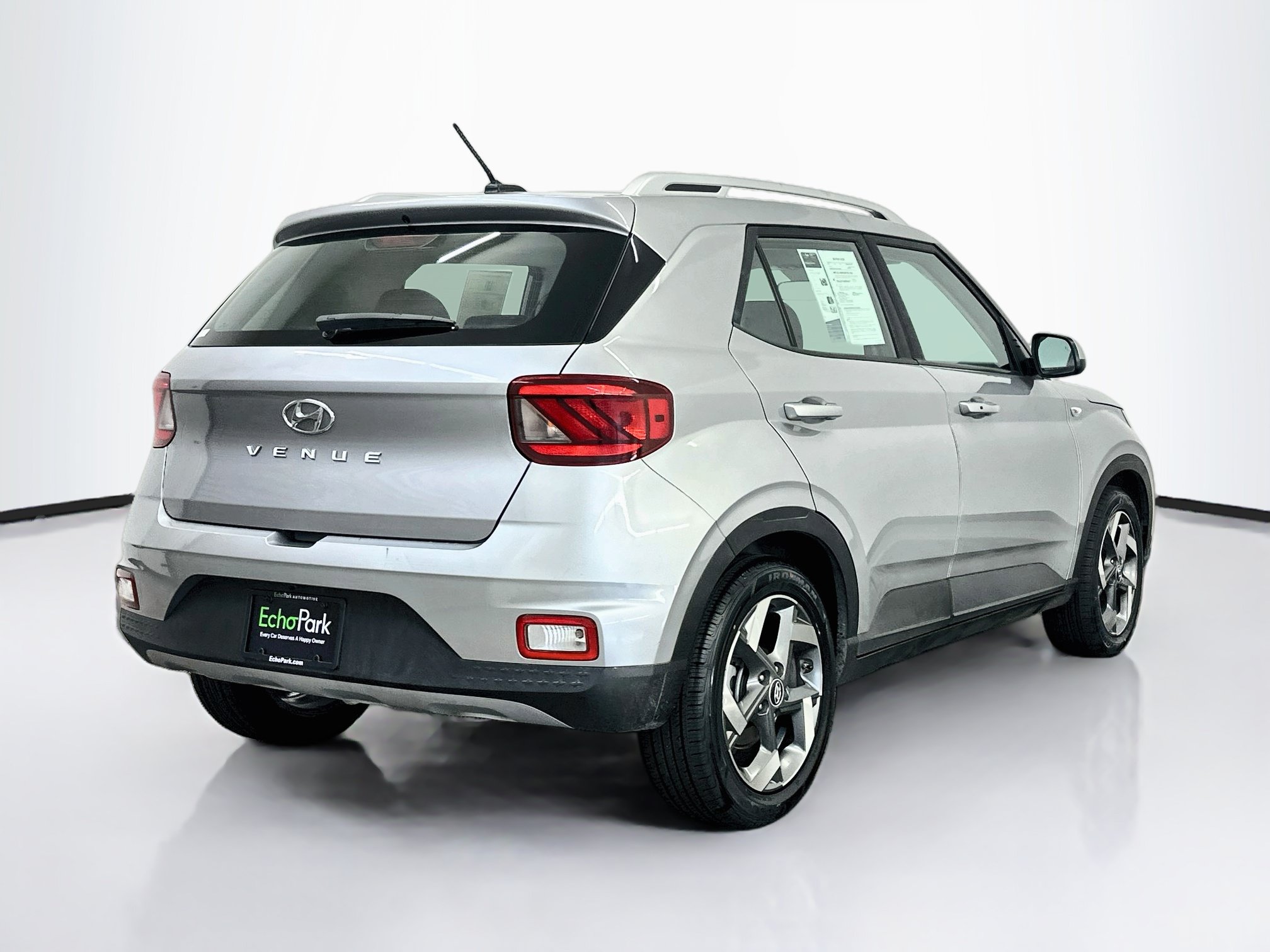 Used 2025 Hyundai Venue SEL FWD image 9