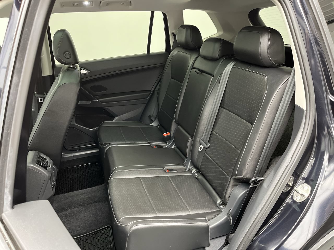Used 2018 Volkswagen Tiguan SE w/ Panoramic Sunroof Package AWD/4WD image 11
