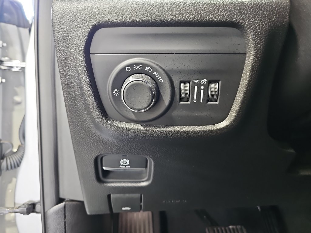 Used 2023 Jeep Grand Cherokee Altitude AWD/4WD image 25