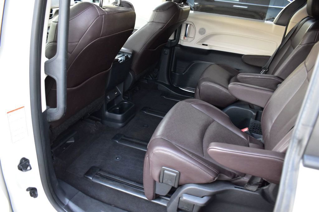 Used 2022 Toyota Sienna Platinum image 24