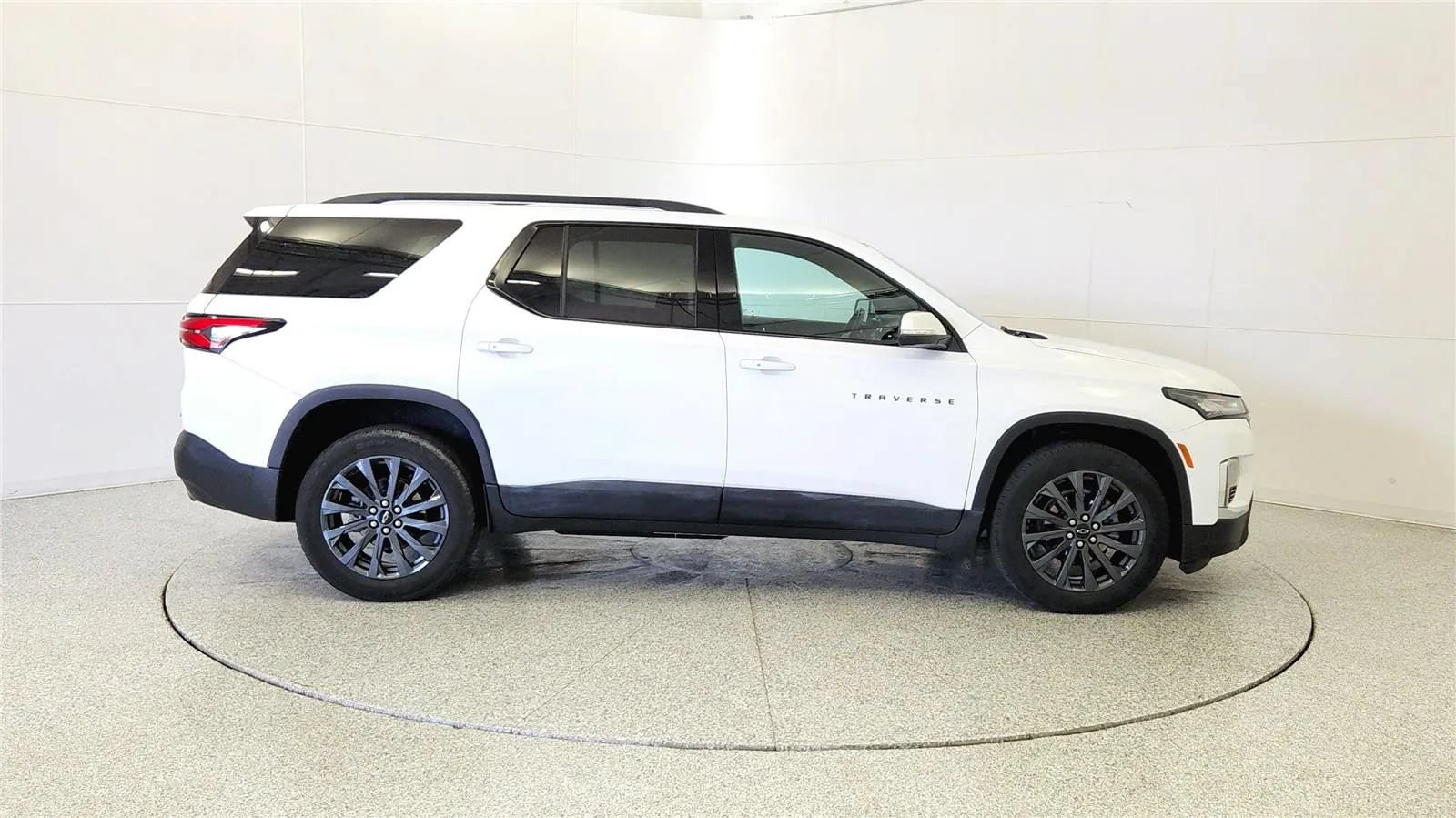 Used 2023 Chevrolet Traverse RS FWD image 8