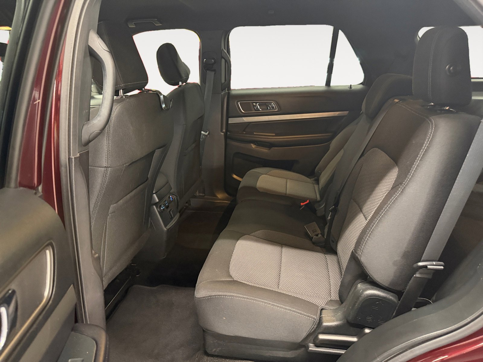 Used 2018 Ford Explorer XLT FWD image 25