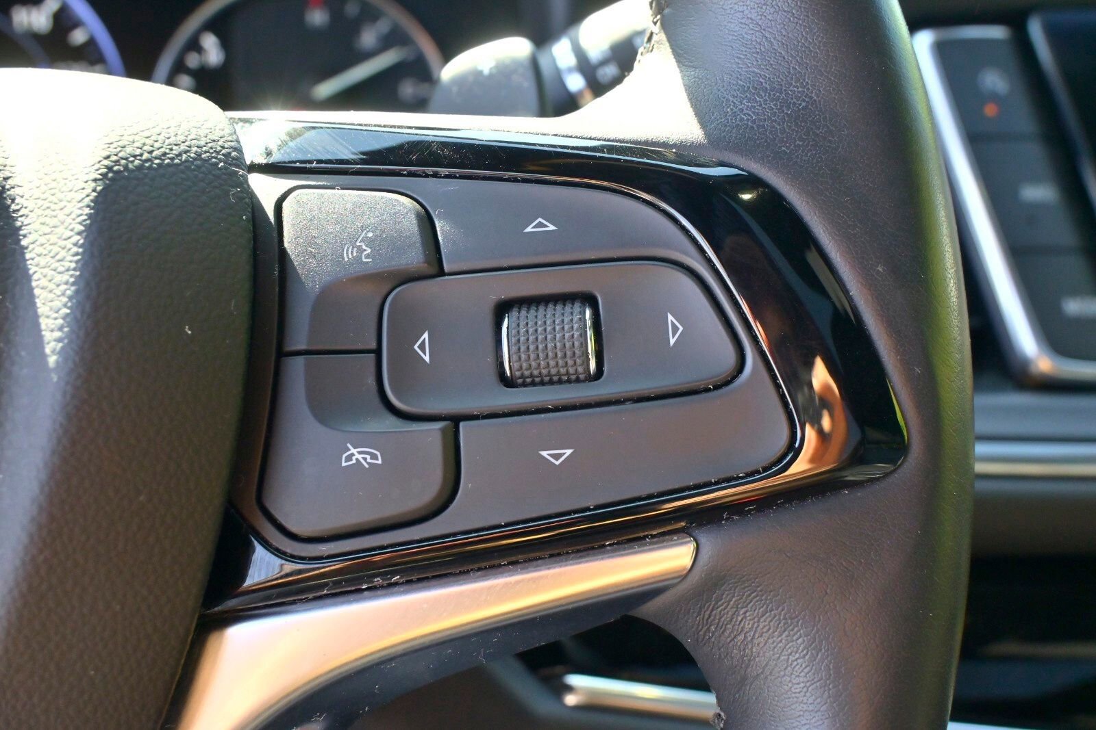 Used 2024 Buick Enclave Avenir w/ Avenir Technology Package image 34