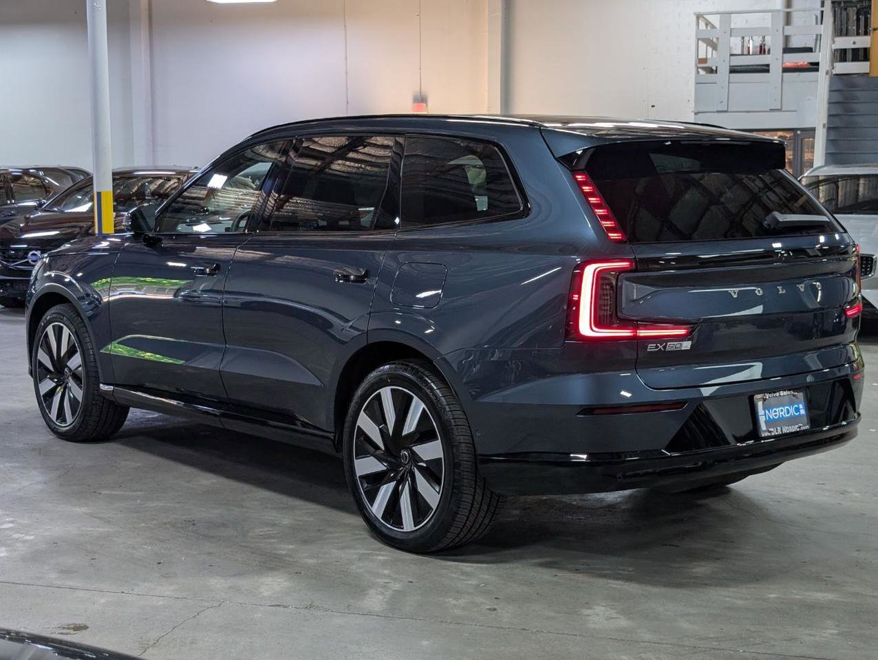 Used 2025 Volvo EX90 Ultra AWD/4WD image 3