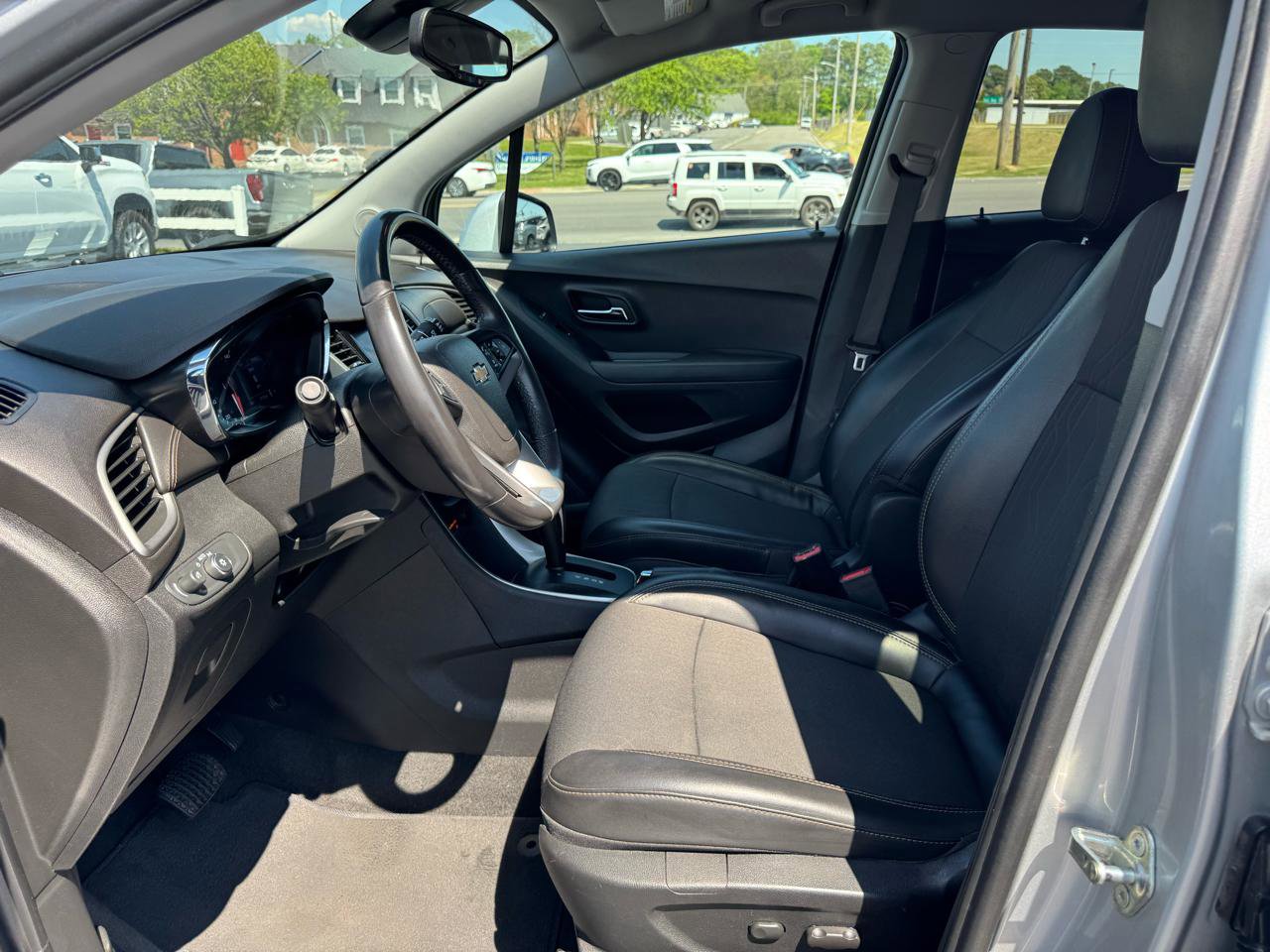 Used 2020 Chevrolet Trax LT w/ LT Convenience Package image 15