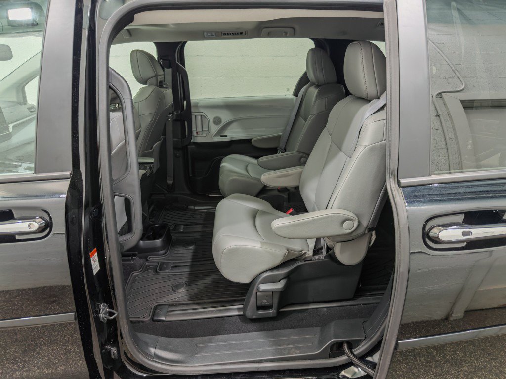 Used 2025 Toyota Sienna XLE AWD/4WD image 17