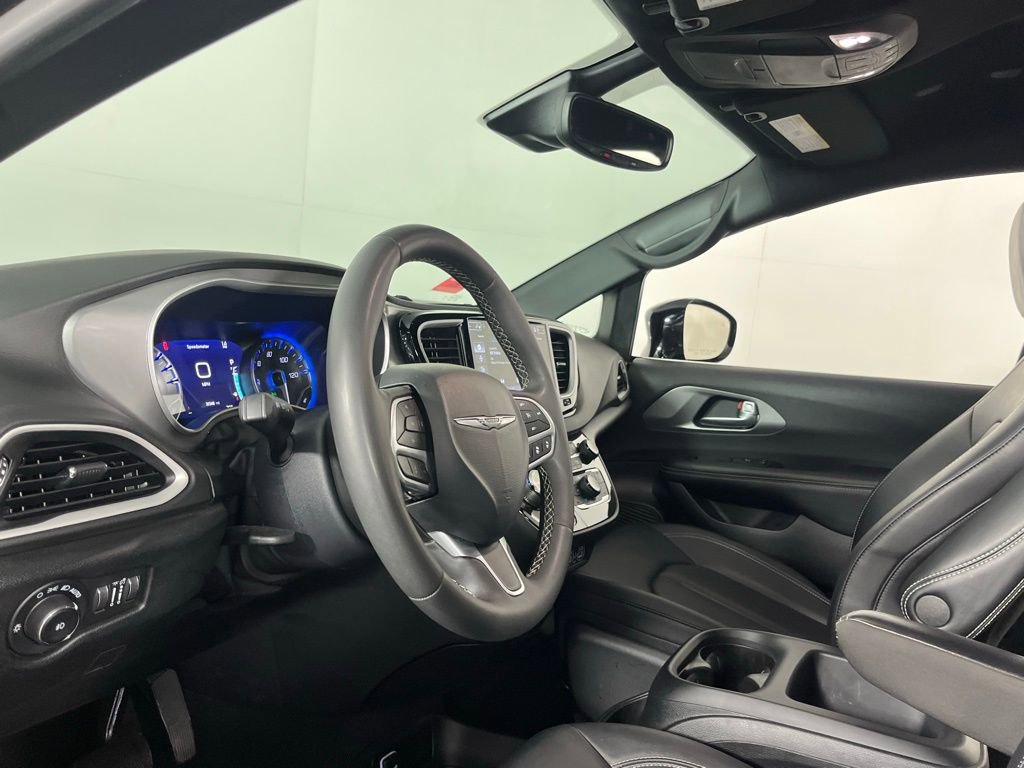 Used 2025 Chrysler Pacifica Select image 27