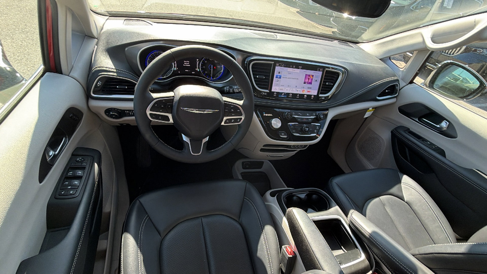 Used 2024 Chrysler Pacifica Touring-L image 24