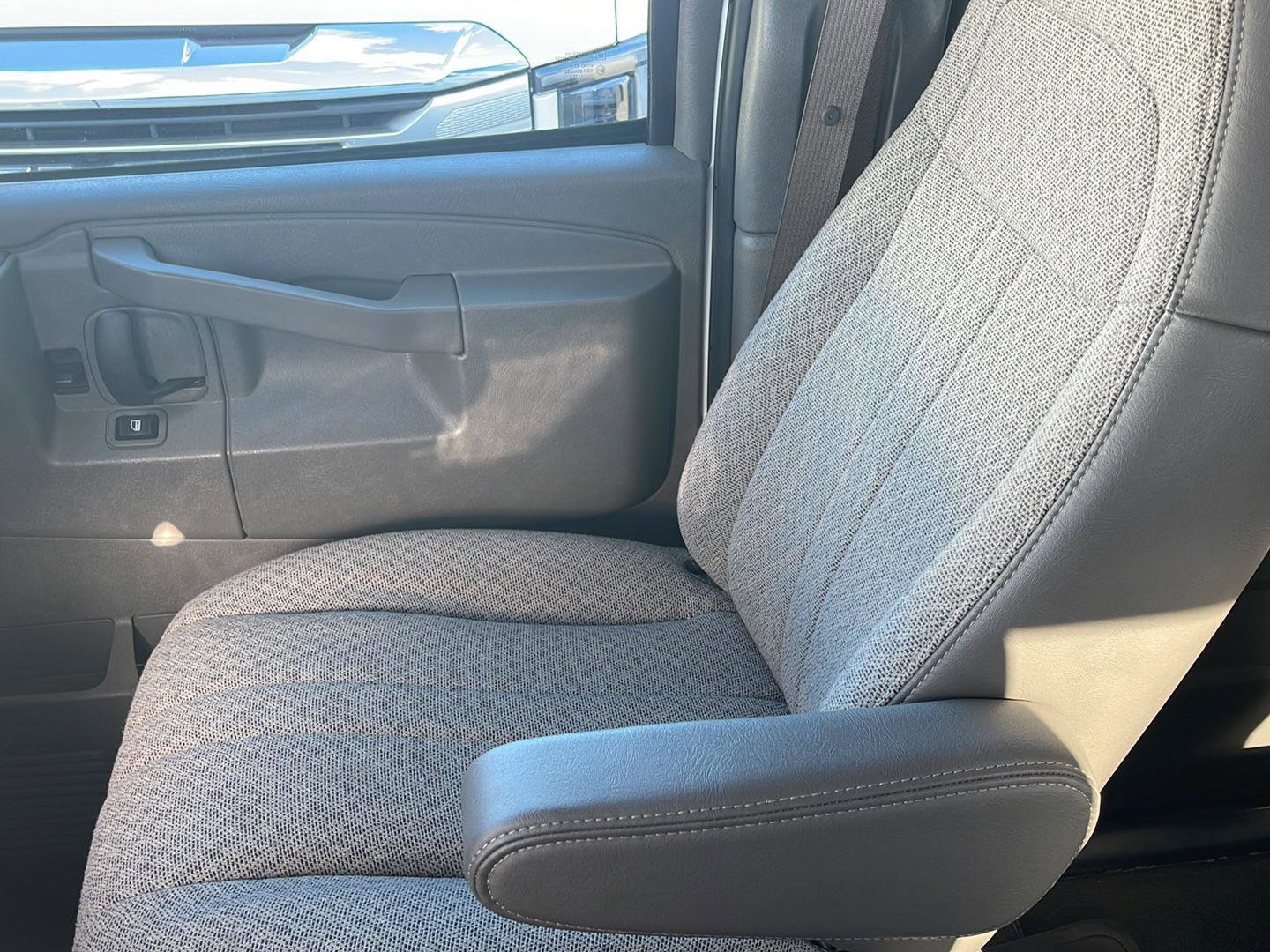 Used 2025 Chevrolet Express 3500 LT w/ LT Preferred Equipment Group RWD image 12