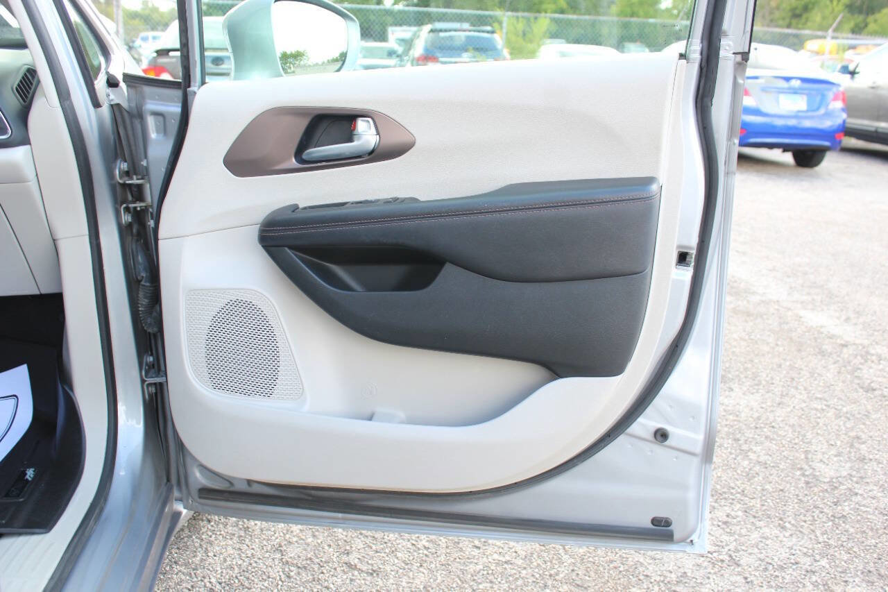 Used 2018 Chrysler Pacifica Touring-L Plus image 14