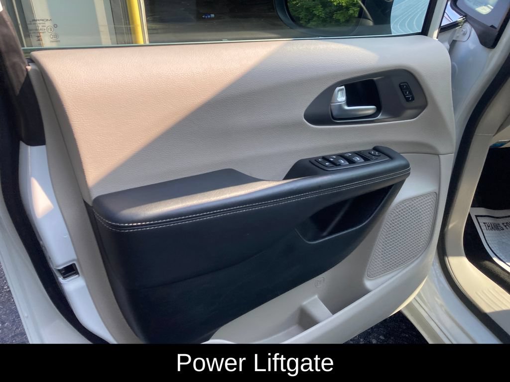 Used 2023 Chrysler Pacifica Touring-L FWD image 13