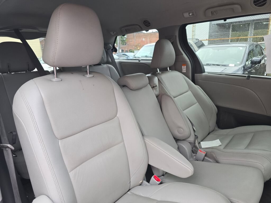 Used 2020 Toyota Sienna XLE w/ XLE Navigation Package FWD image 9