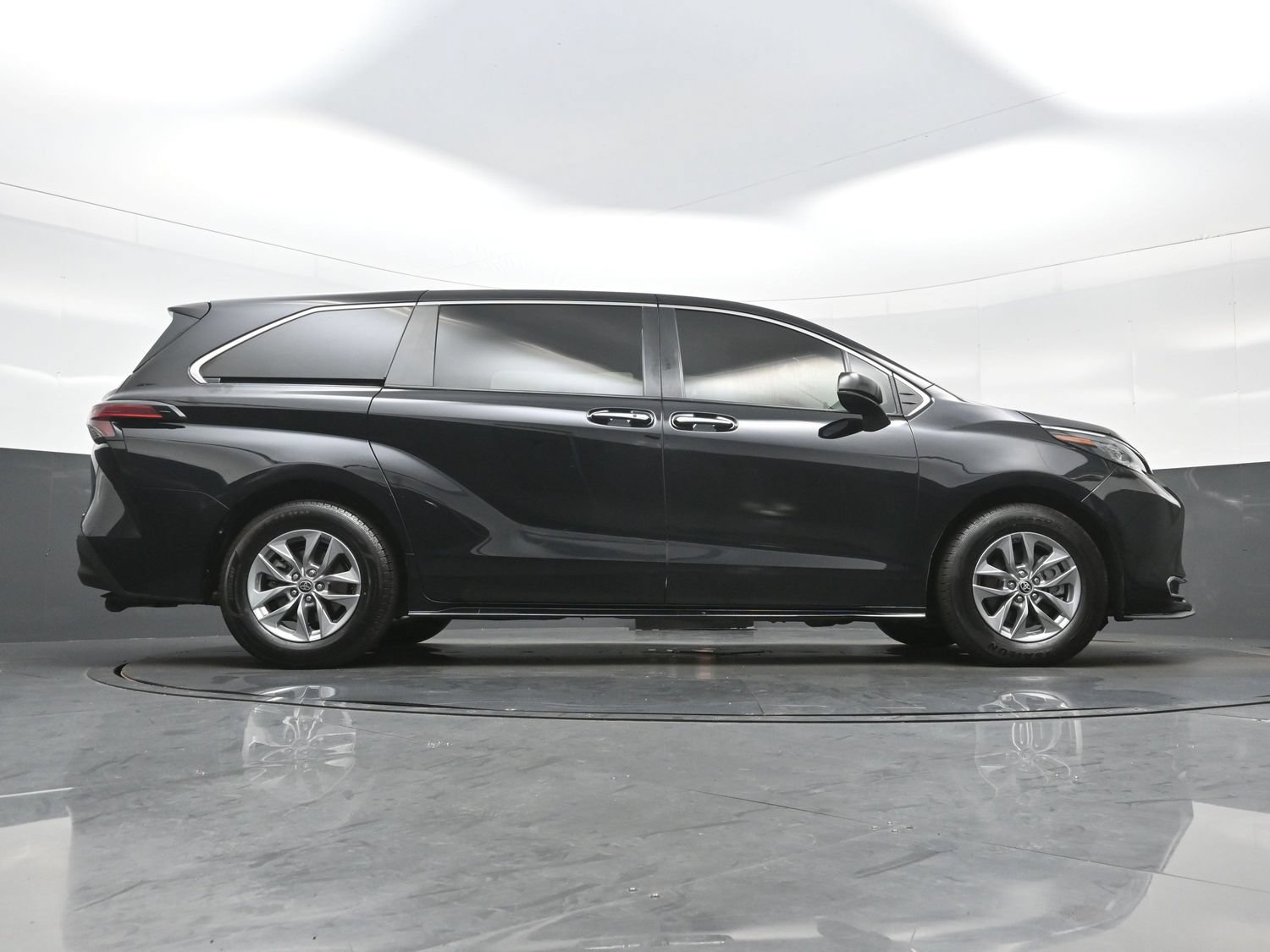 Used 2022 Toyota Sienna XLE FWD image 35