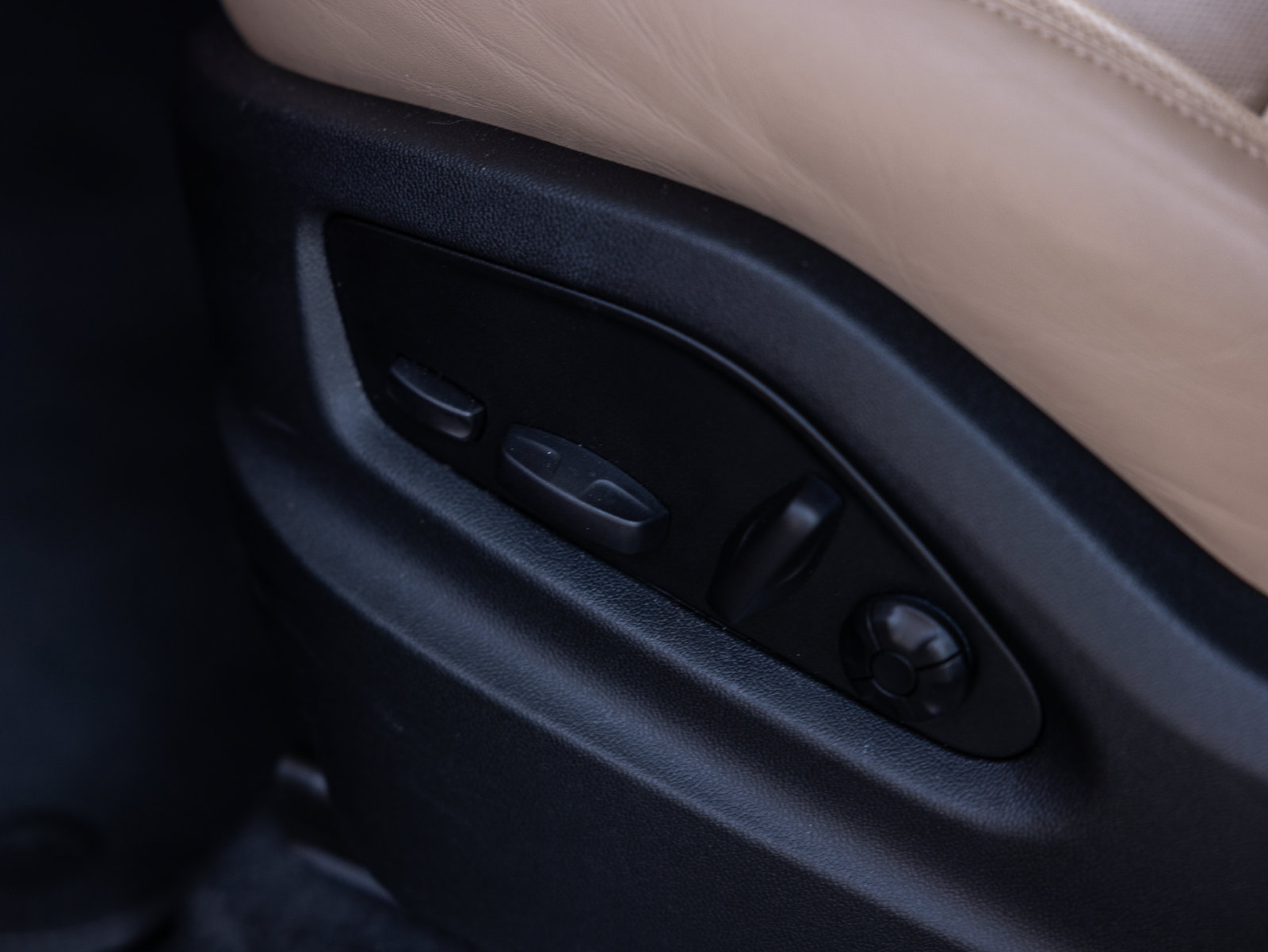 Certified 2025 Porsche Cayenne E-Hybrid Coupe AWD/4WD image 28