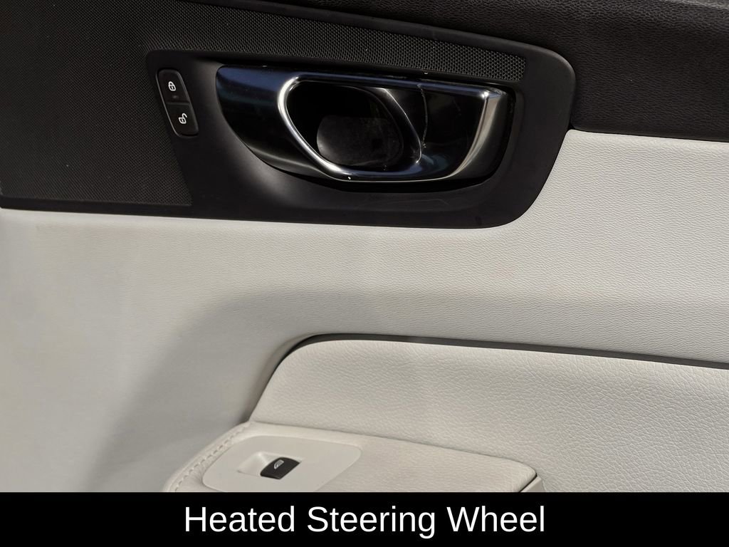 Used 2021 Volvo XC60 T6 Momentum image 32