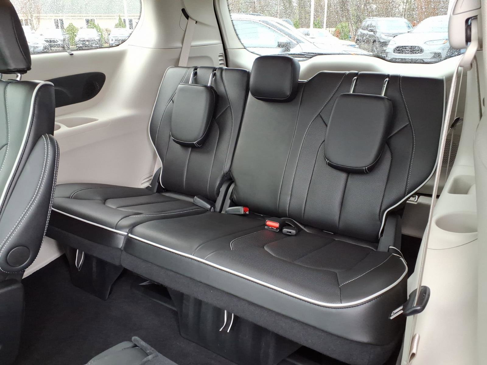 Used 2024 Chrysler Pacifica Limited image 9