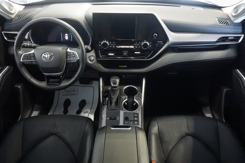 Used 2025 Toyota Highlander Limited AWD/4WD image 30