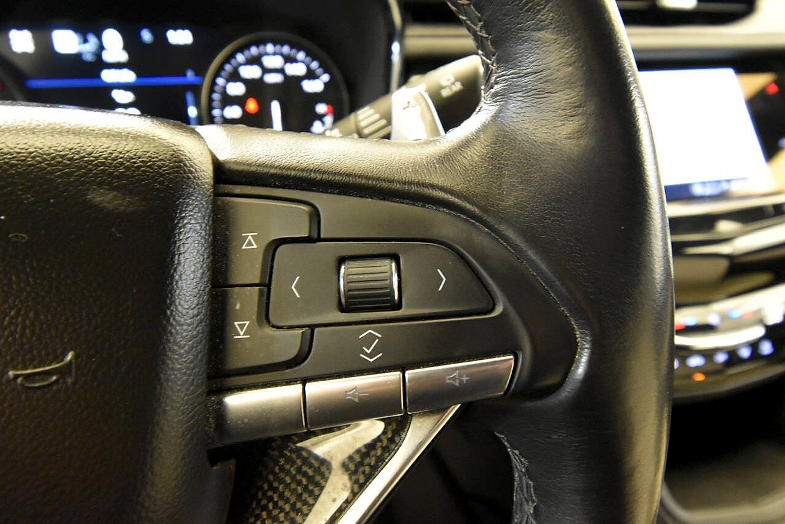Used 2023 Cadillac XT6 Sport w/ Technology Package AWD/4WD image 30